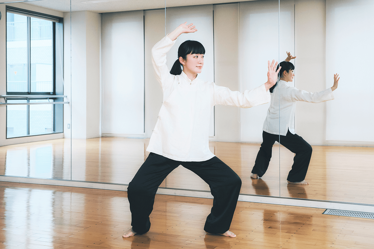 太極拳の動作をする楊玲奈さん