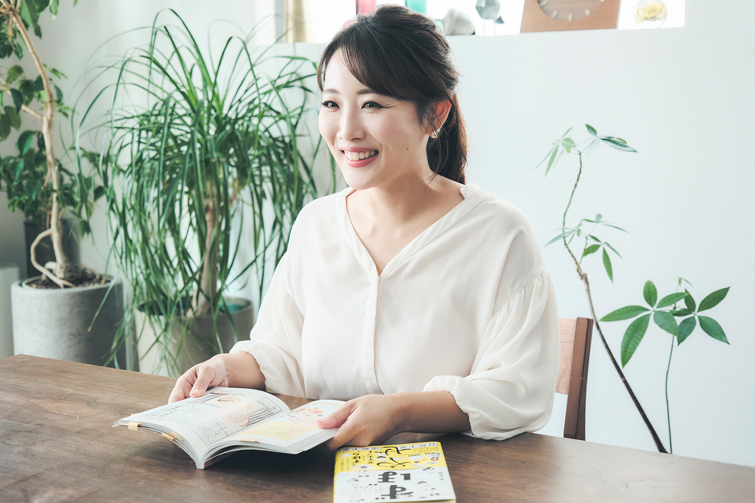 管理栄養士・美容アドバイザーの豊田愛魅さんが本の紹介をしている写真